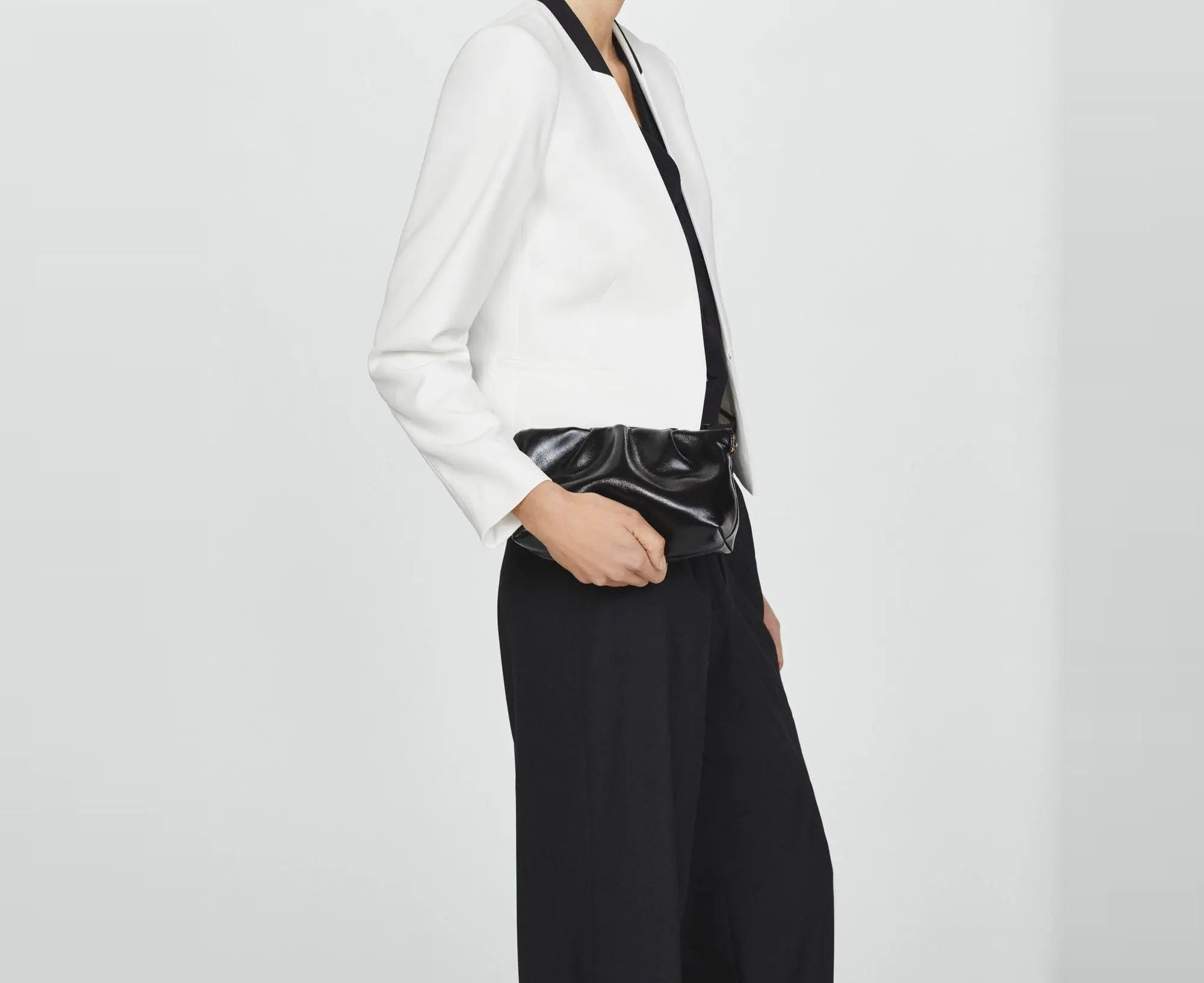 Sac chaîne matelassé Feria - noir Mango porté par un mannequin