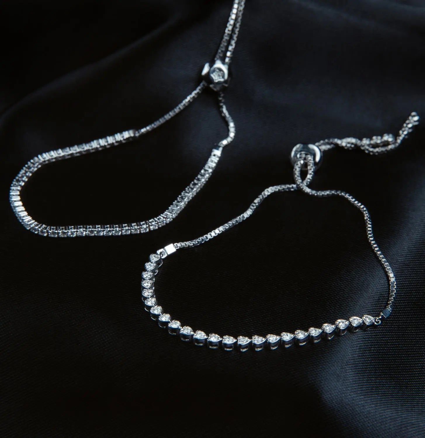 Un collier délicat en argent, composé d'une chaîne fine et d'un pendentif en forme de goutte. Le bijou est élégant et raffiné, parfait pour une tenue de soirée ou un cadeau spécial.