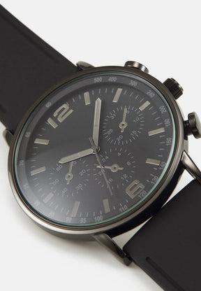 Montre-homme-noire-couleur-unie- 51%-matériau-recyclé