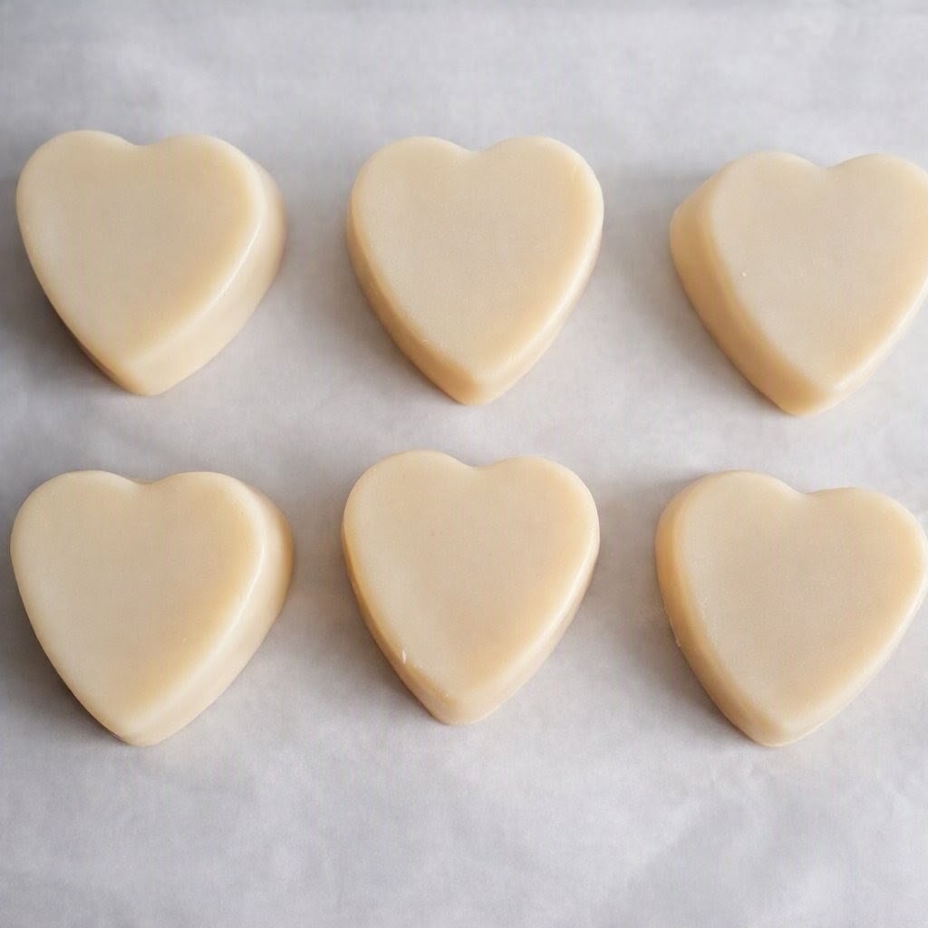 Extra-mild soap for babies and sensitive skin, enriched with shea butter